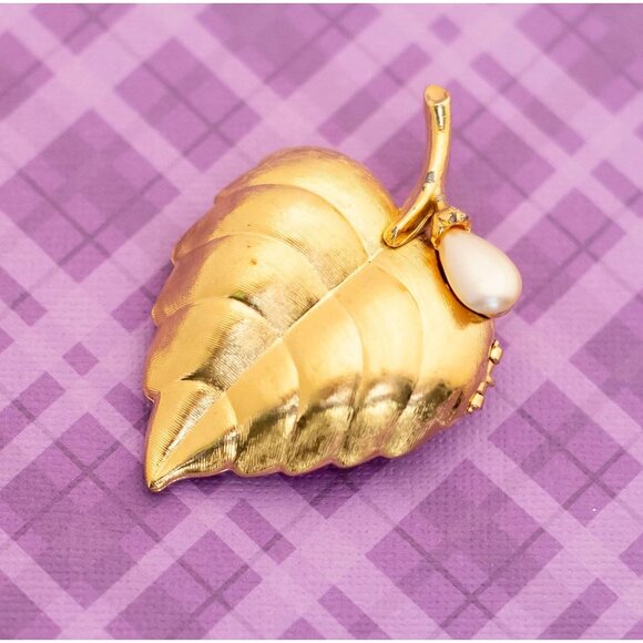 Vintage Avon Intricate Leaf Faux Pearl Gold Tone Brooch - V1 - Picture 1 of 4